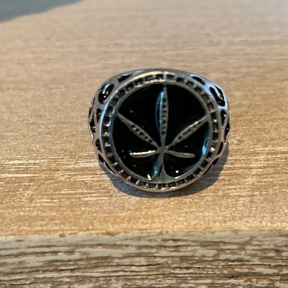 Vintage Style Leaf Decor Silver Tone Unisex Ring - Picture 7 of 7